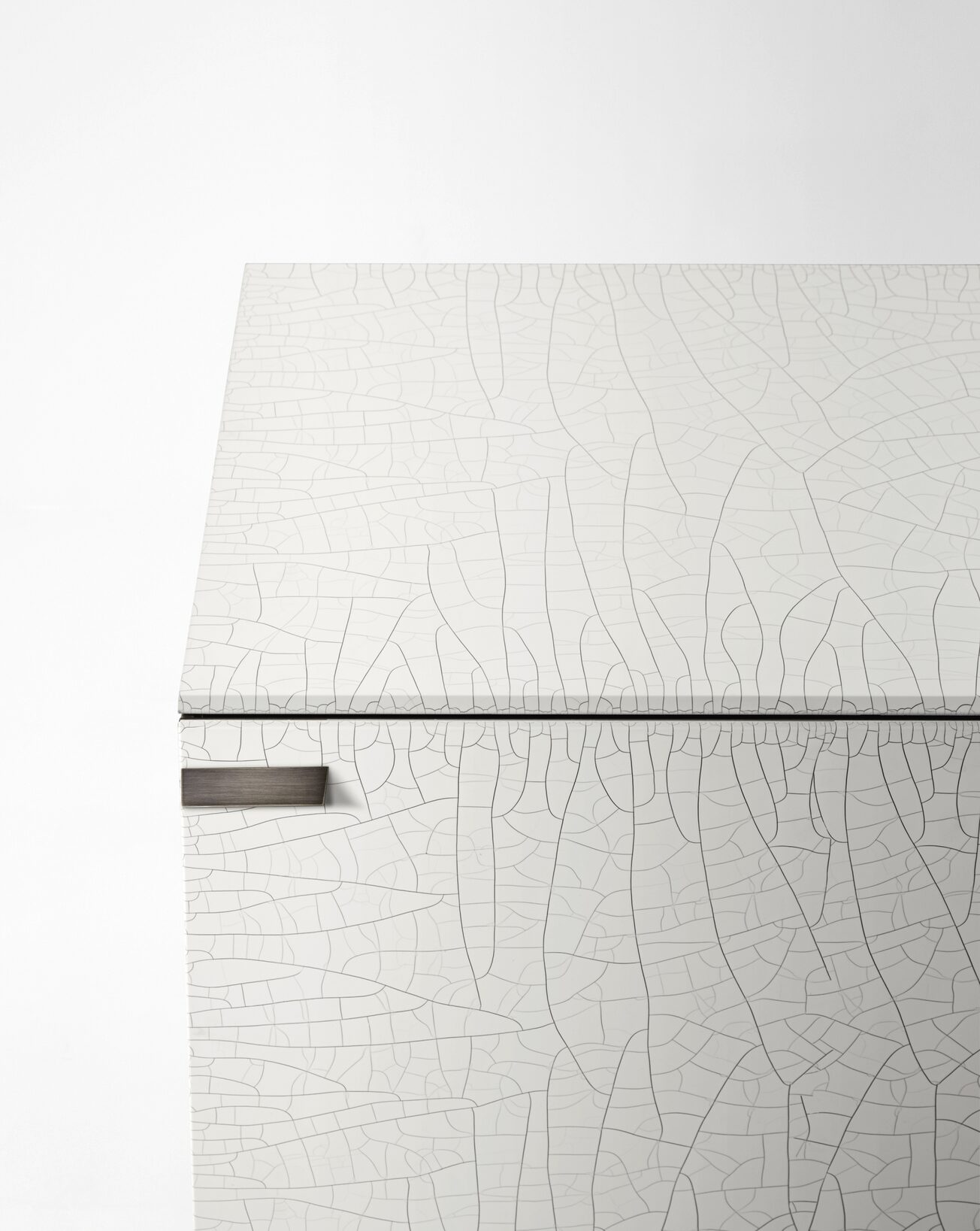 Craquelé tempered glass decorated by hand